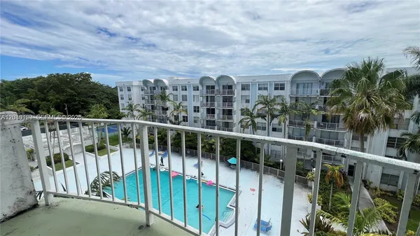 $189,500 | 486 Northwest 165th Street, Unit B606, Miami, FL 33169