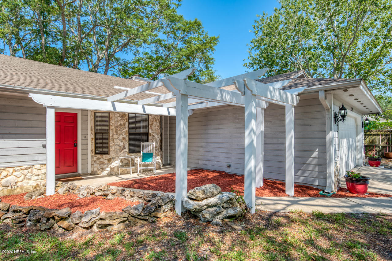 332 Shamrock Road St. Augustine, FL 32086 - Photo 3 of 26 a view of a patio with table and chairs and wooden fence
