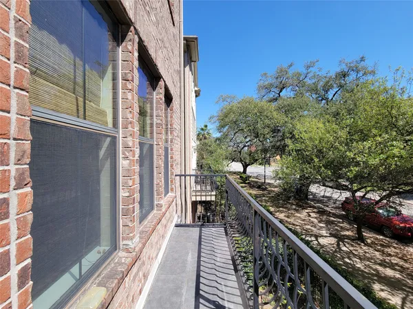 $2,495 | 2904 Chenevert Street, Unit F, Houston, TX 77004