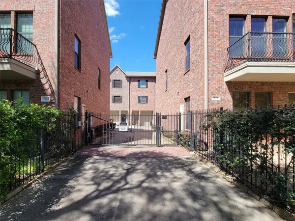 $2,495 | 2904 Chenevert Street, Unit F, Houston, TX 77004