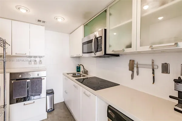 $5,995 | 1000 West Avenue, Unit PH11, Miami Beach, FL 33139