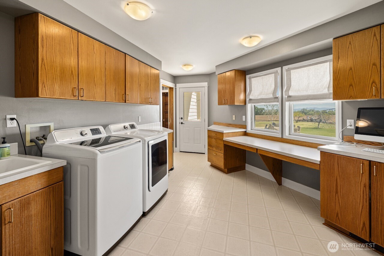 3920 Weaver Road Ellensburg, WA 98926 - Photo 21 of 40 a kitchen that has a lot of cabinets in it and wooden floors