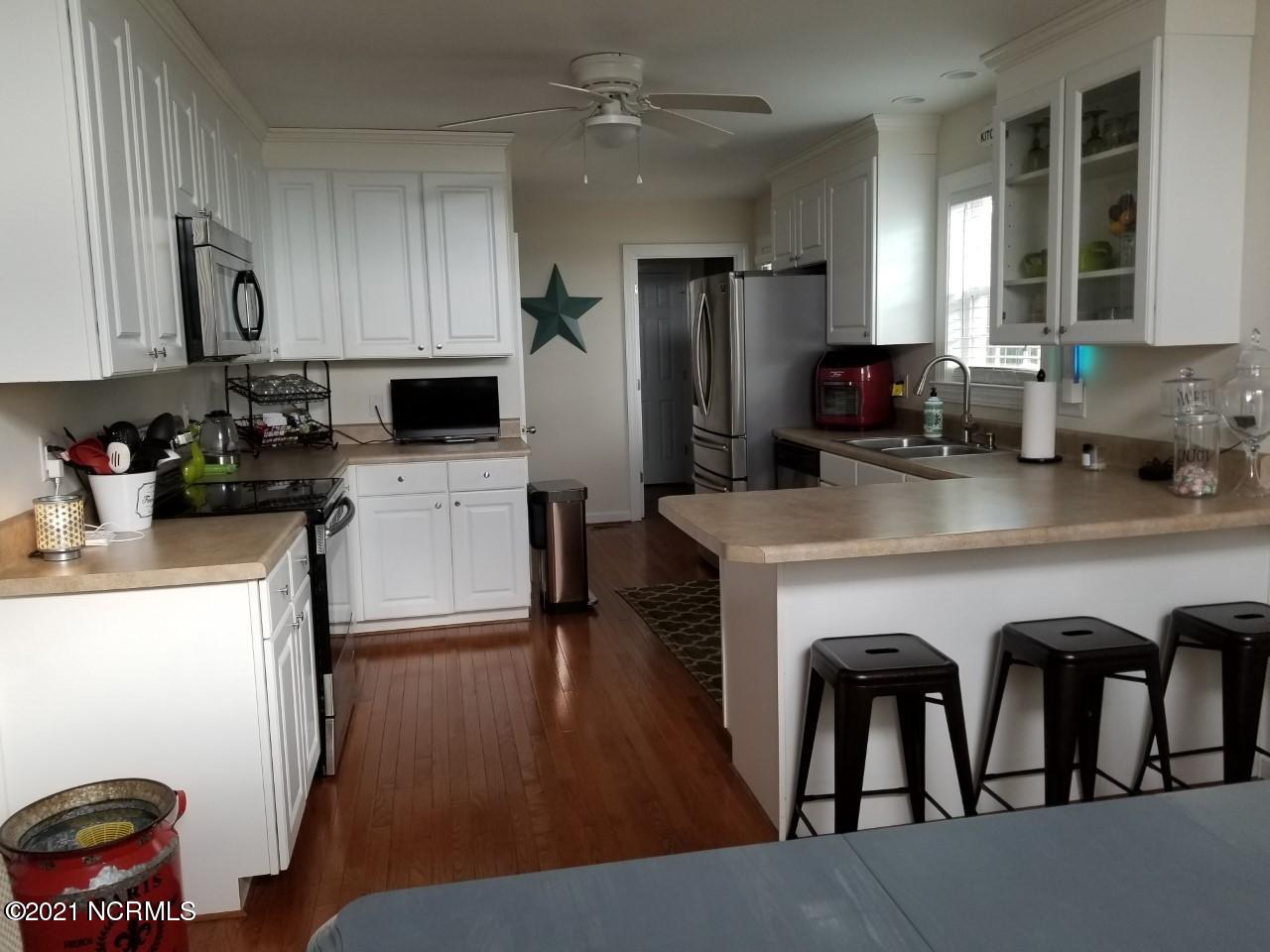 Bar area and lots of counter spae