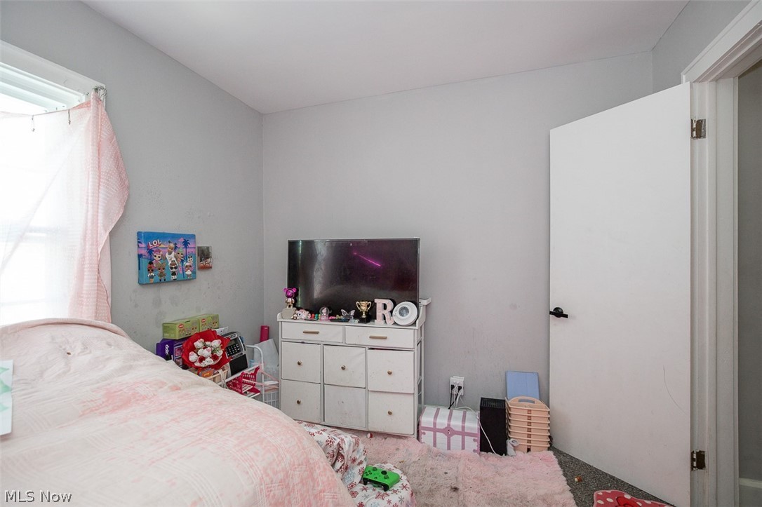 982 Roanoke Road Cleveland Heights, OH 44121 - Photo 24 of 33 Bedroom with carpet.