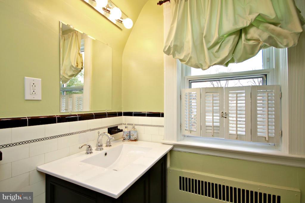 615 Anneslie Road Baltimore, MD 21212 - Photo 12 of 30 Upper Level Hall Bath