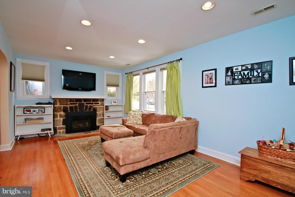 615 Anneslie Road Baltimore, MD 21212 - Photo 3 of 30 Living Room