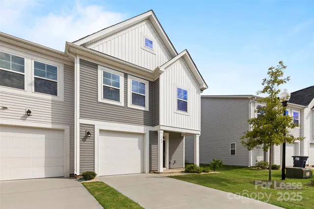 a view of house with backyard of the house