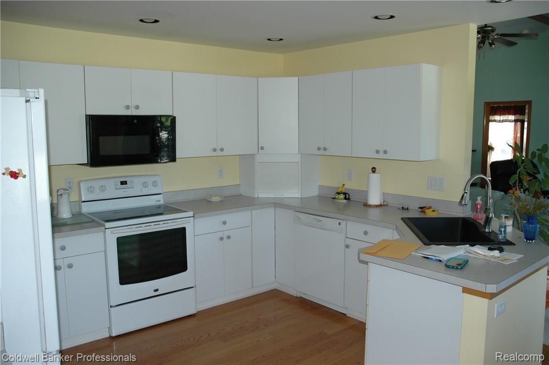 9484 Ray Road Gaines, MI 48436 - Photo 7 of 37 FULL KITCH.JPG