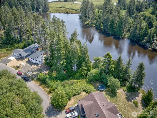 an aerial view of a house with outdoor space and lake view