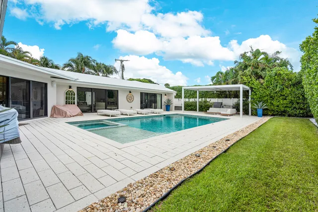 a view of a yard with a tree