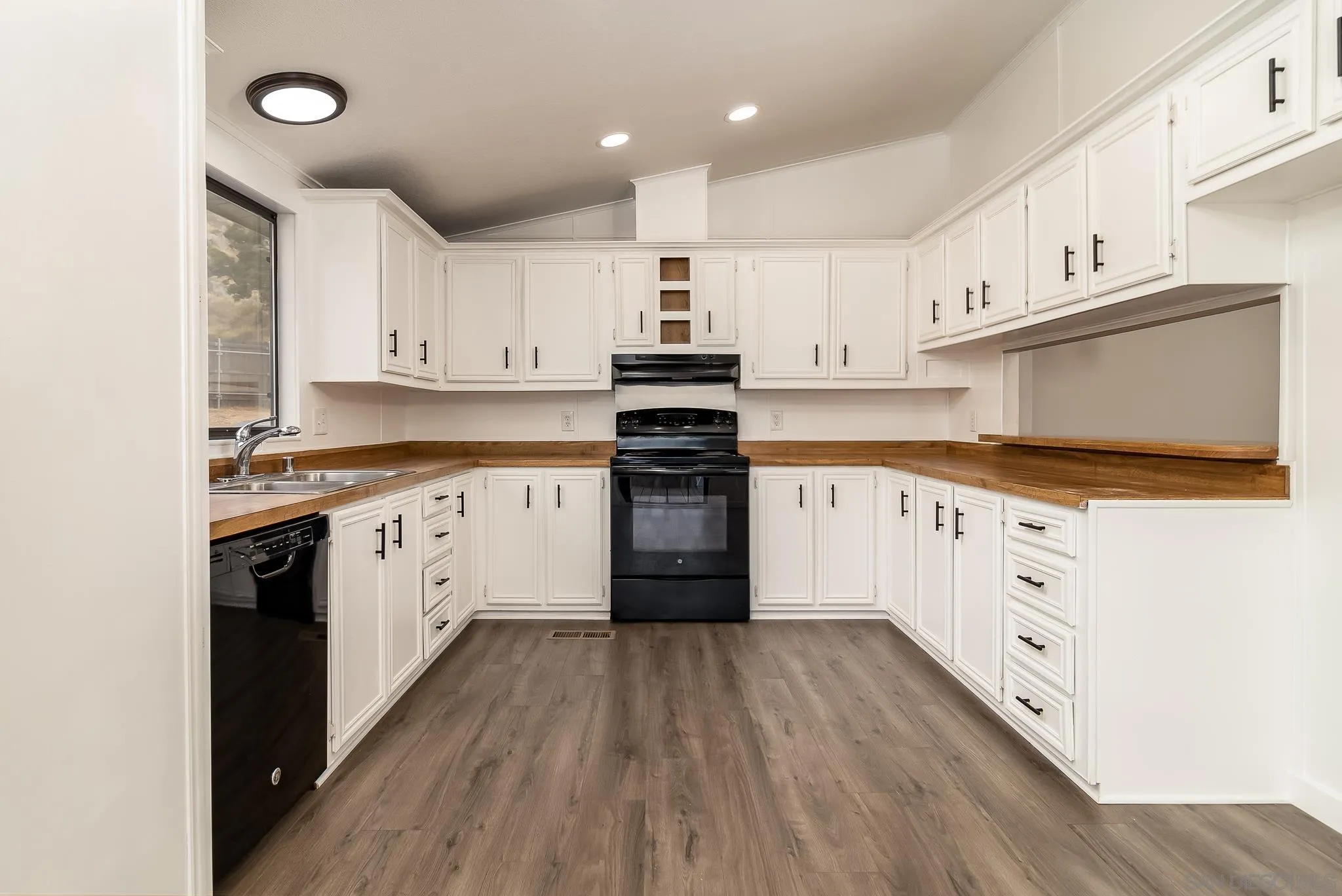 31685 Ruth Lane Homeland, CA 92548 - Photo 9 of 36 Gallery Image 9