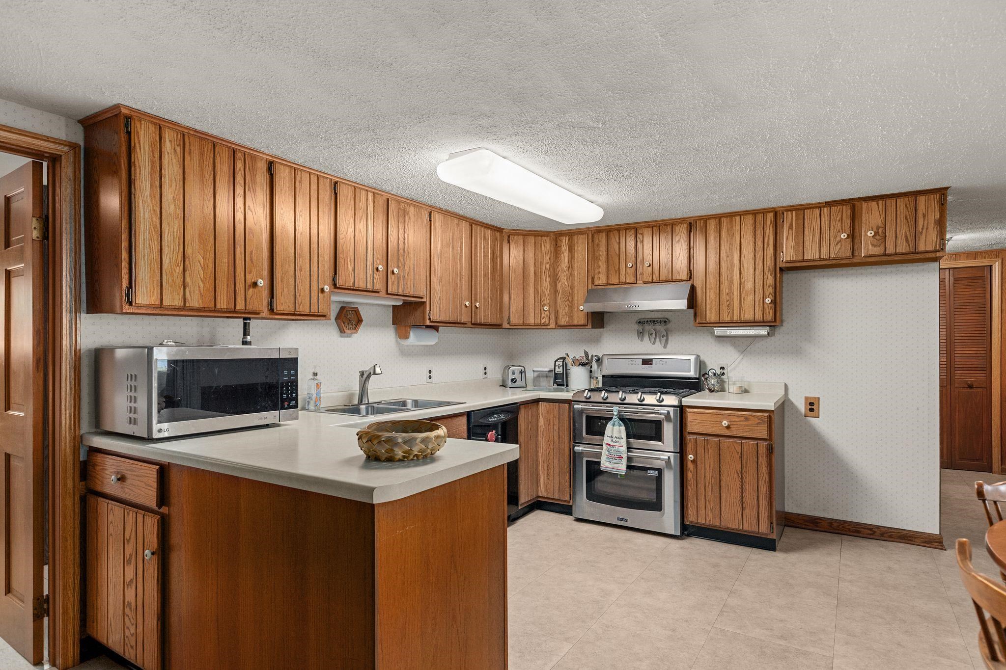 5592 Lake Road Oshkosh, WI 54902 - Photo 18 of 65 Gallery Image 18