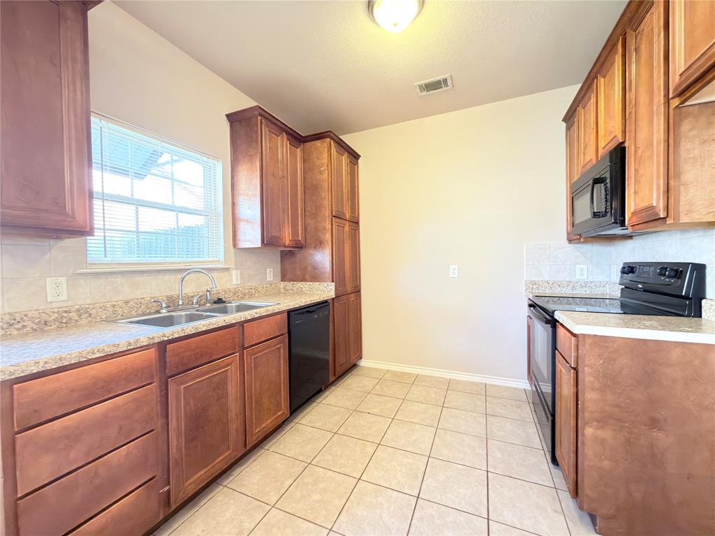 916 Parkplace Ridge Princeton, TX 75407 - Photo 10 of 26 Gallery Image 10