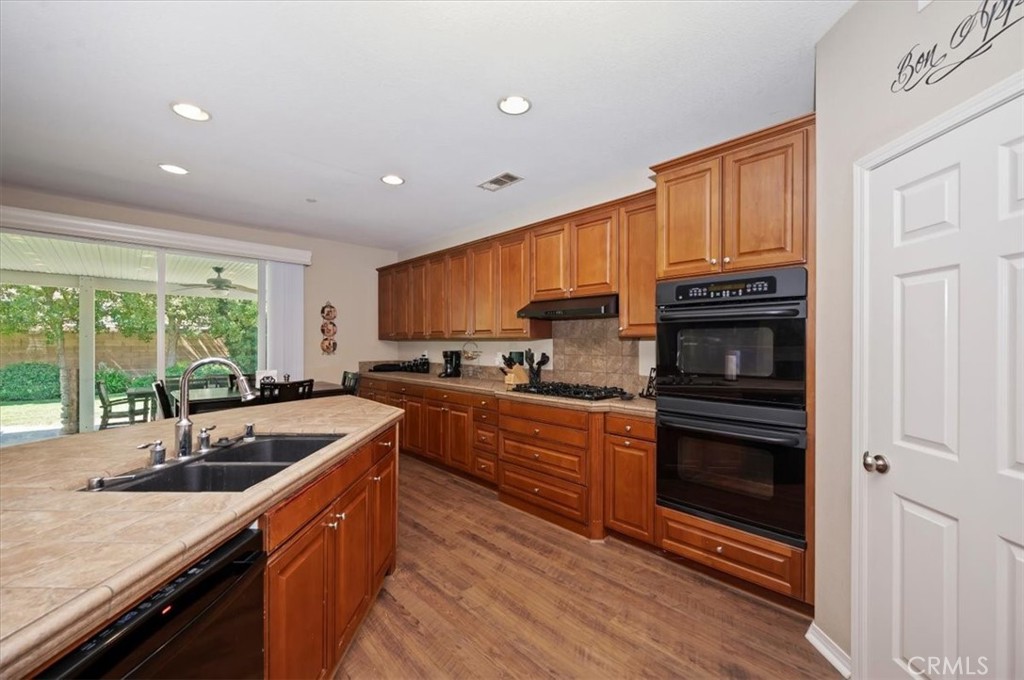 19662 Shadowbrook Way Riverside, CA 92508 - Photo 17 of 55 Kitchen