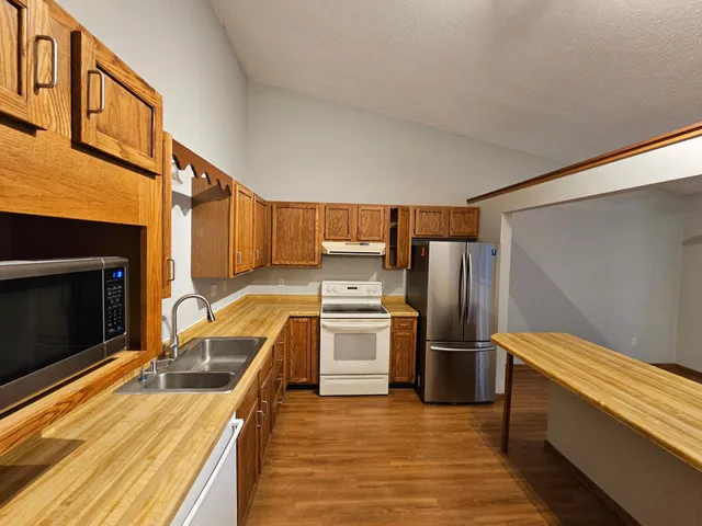 $2,200 | 7531 Afton Road, Woodbury, MN 55125