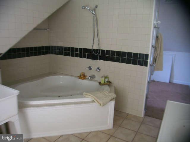 932 Winding Road Edgewater, MD 21037 - Photo 22 of 28 Bath (Master)
