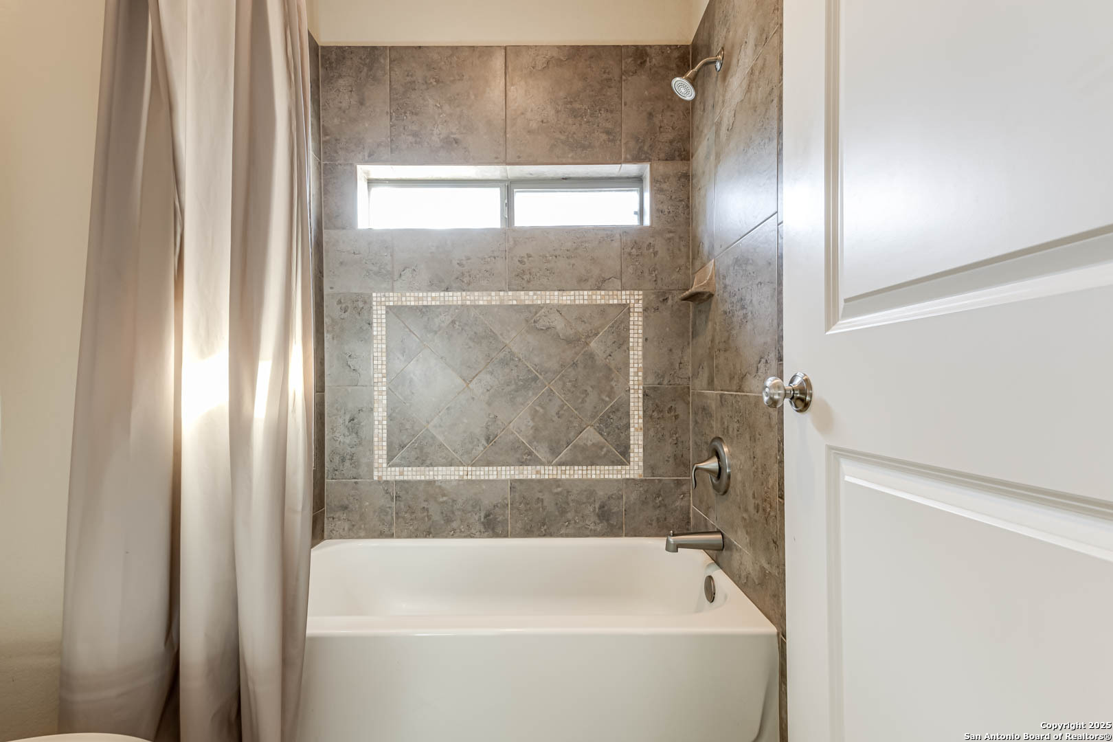160 Gadwall Way Spring Branch, TX 78070 - Photo 17 of 45 a bathroom with a bathtub