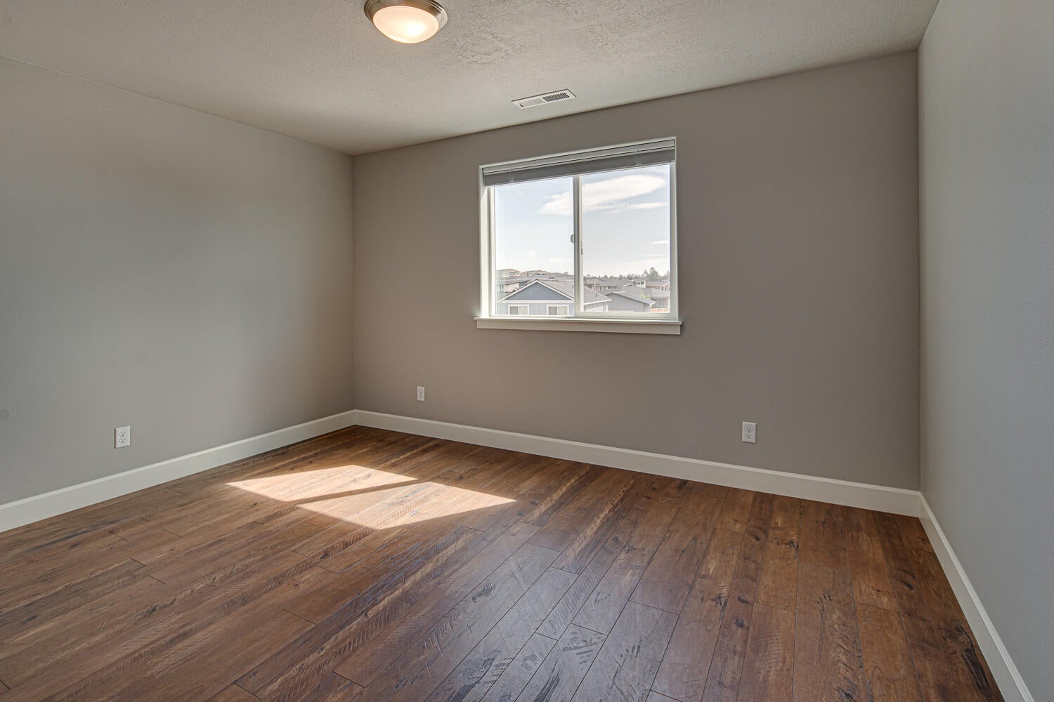 4741 Southwest Zenith Avenue Redmond, OR 97756 - Photo 20 of 34 Additional guest room.