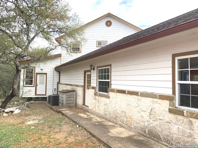 $2,495 | 930 County Road 2720, Mico, TX 78056