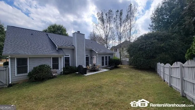 a view of a house with backyard and garden