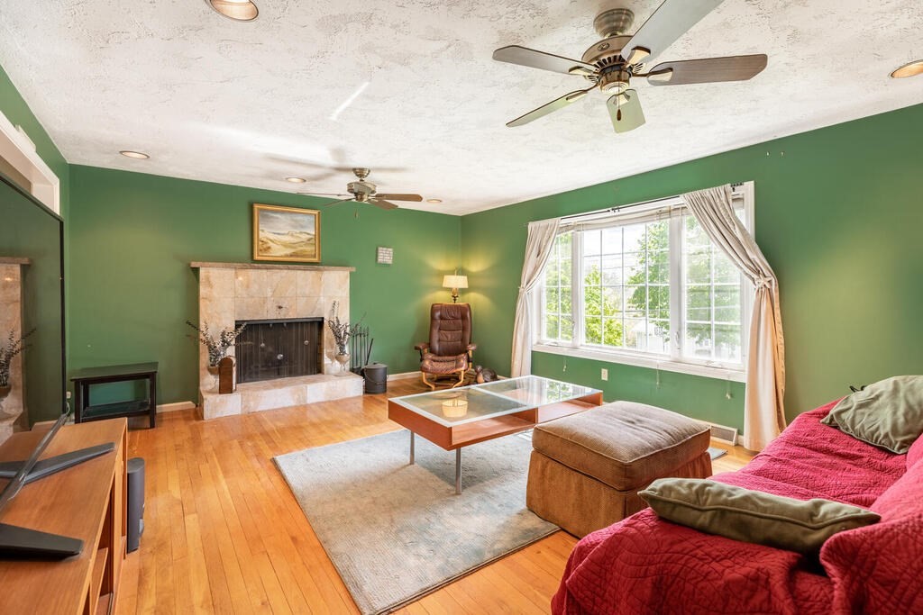 59 Ledgewood Road Framingham, MA 01701 - Photo 3 of 18 Gallery Image 3