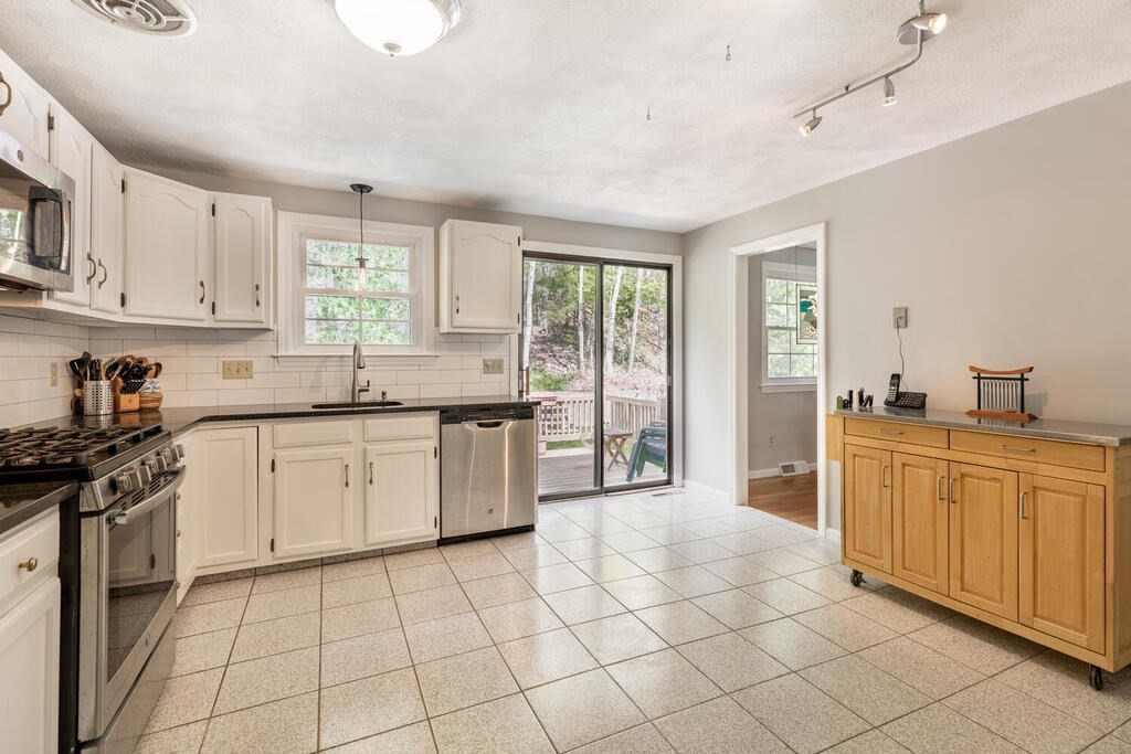 59 Ledgewood Road Framingham, MA 01701 - Photo 6 of 18 Gallery Image 6