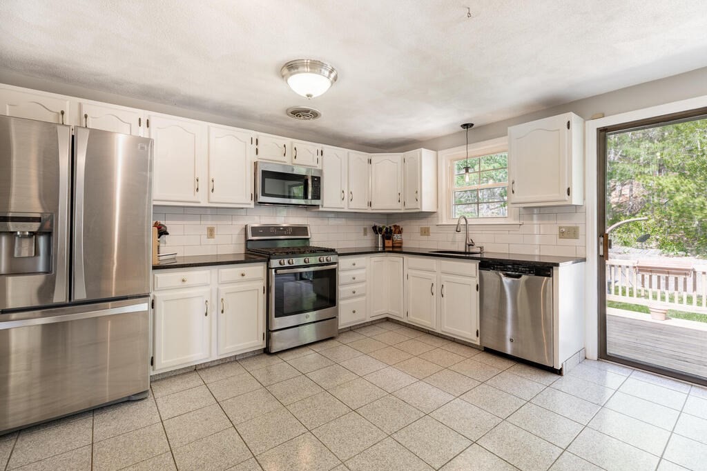 59 Ledgewood Road Framingham, MA 01701 - Photo 7 of 18 Gallery Image 7