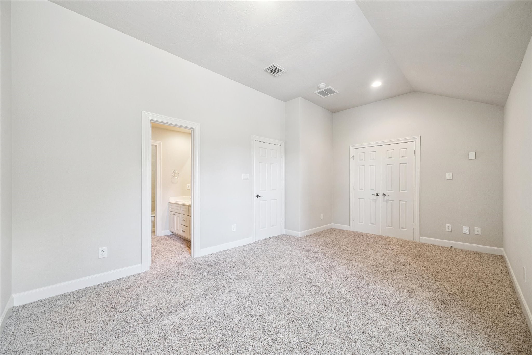 3327 Louvre Lane Houston, TX 77082 - Photo 24 of 31 an empty room with closet and a bathroom