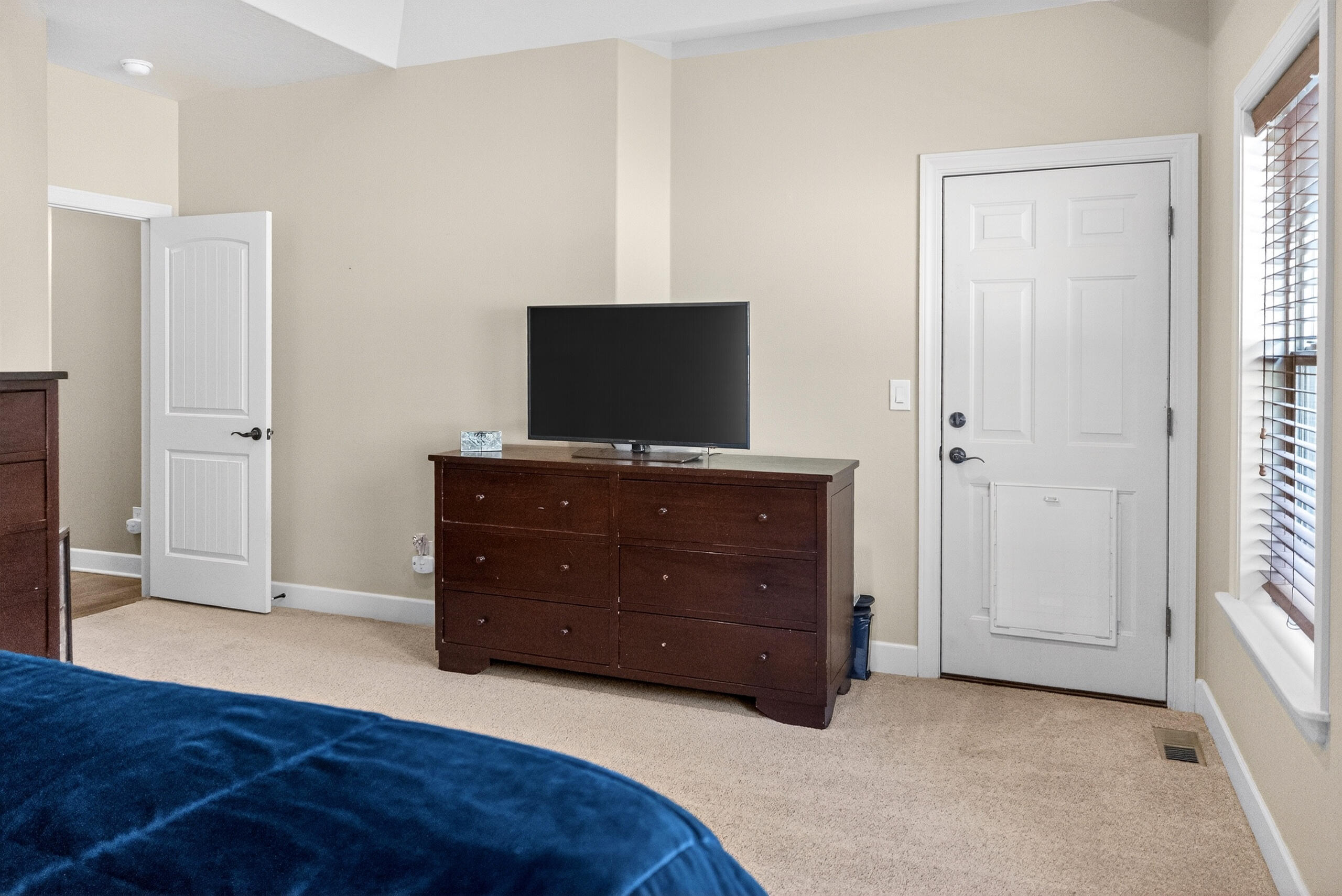 10421 Kestrel Road Klamath Falls, OR 97601 - Photo 26 of 56 a living room with furniture and flat screen tv