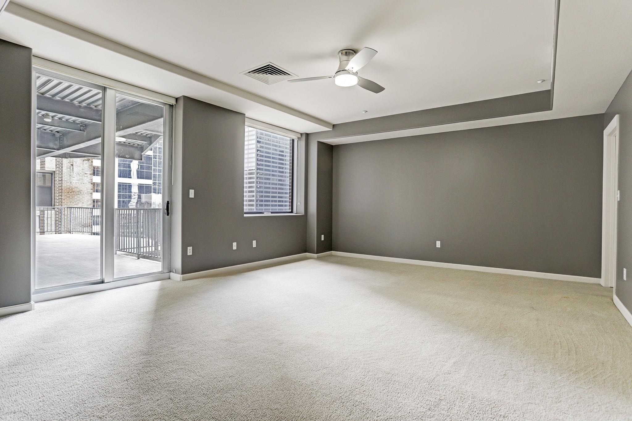 914 Main Street, Unit 2104 Houston, TX 77002 - Photo 5 of 25 a view of an empty room with a window