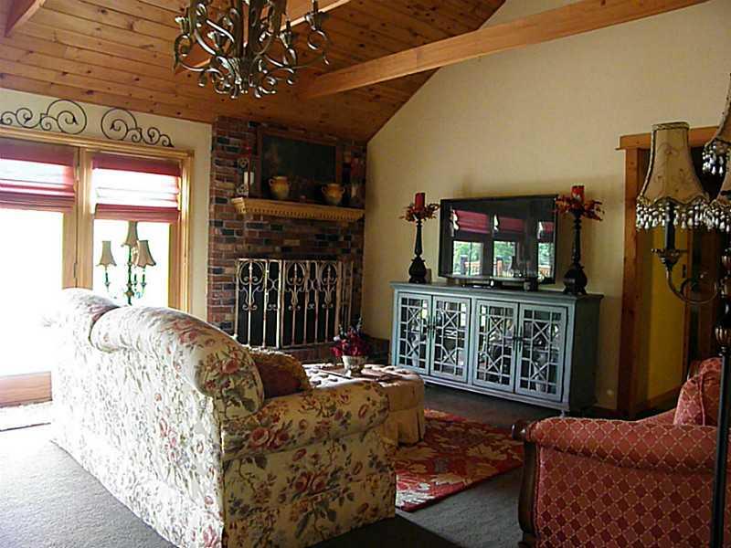 1422 Logan Road Gibsonia, PA 15044 - Photo 3 of 25 Den/Family/Great Room.