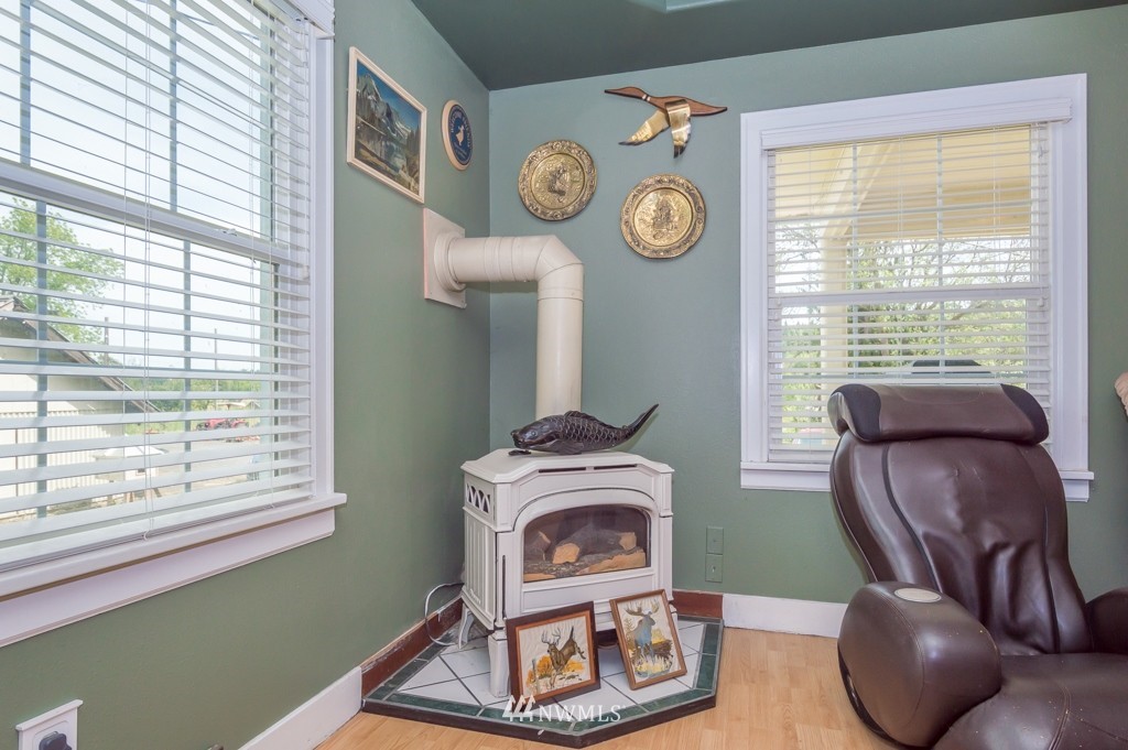 347 Newaukum Valley Road Chehalis, WA 98532 - Photo 11 of 25 a living room with furniture and a window