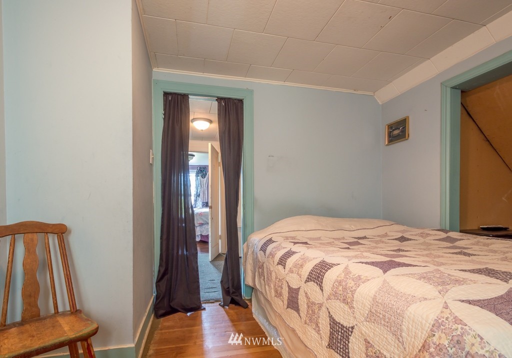 347 Newaukum Valley Road Chehalis, WA 98532 - Photo 20 of 25 a bedroom with a bed and a mirror