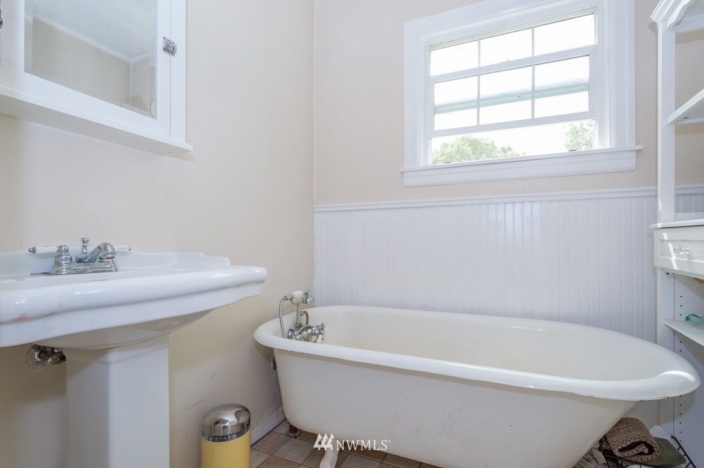 347 Newaukum Valley Road Chehalis, WA 98532 - Photo 21 of 25 a white bath tub sitting next to a white sink