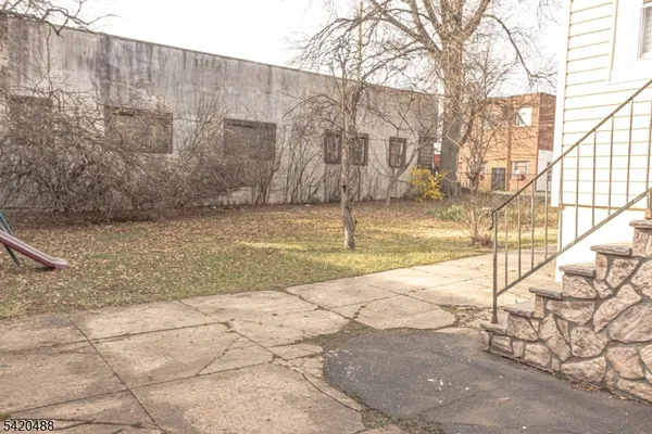 a view of a backyard