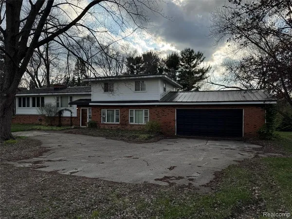 $289,000 | 226 South Burkhart Road, Howell, MI 48843