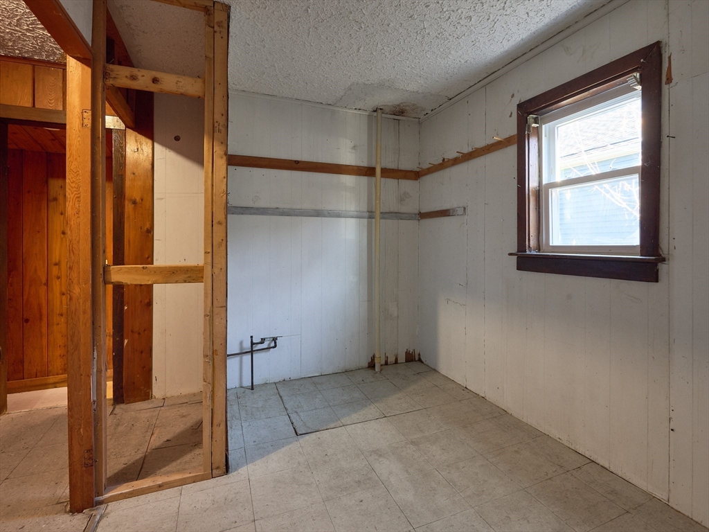 25 Stoneham Road Worcester, MA 01604 - Photo 4 of 22 Gallery Image 4