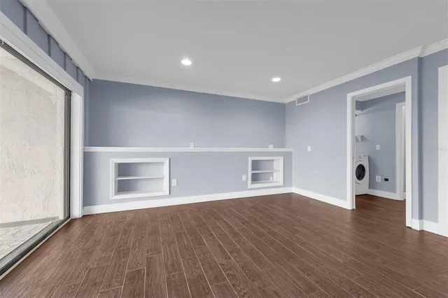 a en suite bathroom with a sink and a mirror