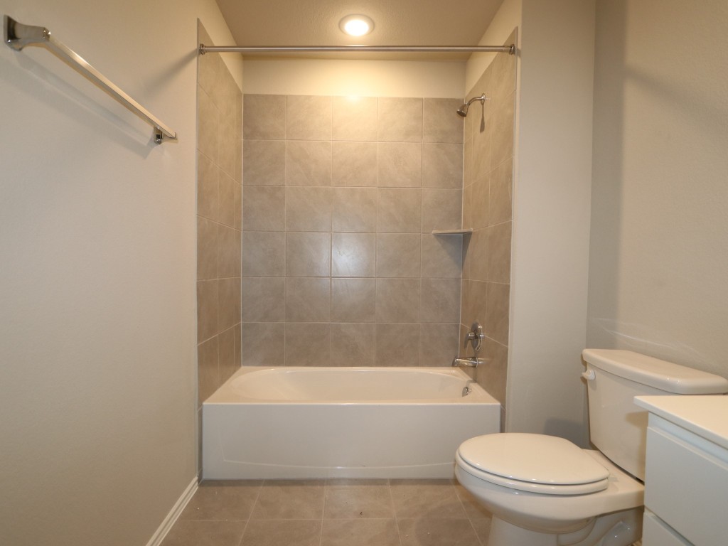 4504 Beacon Bay Drive Austin, TX 78747 - Photo 16 of 31 a bathroom with a bathtub and a toilet