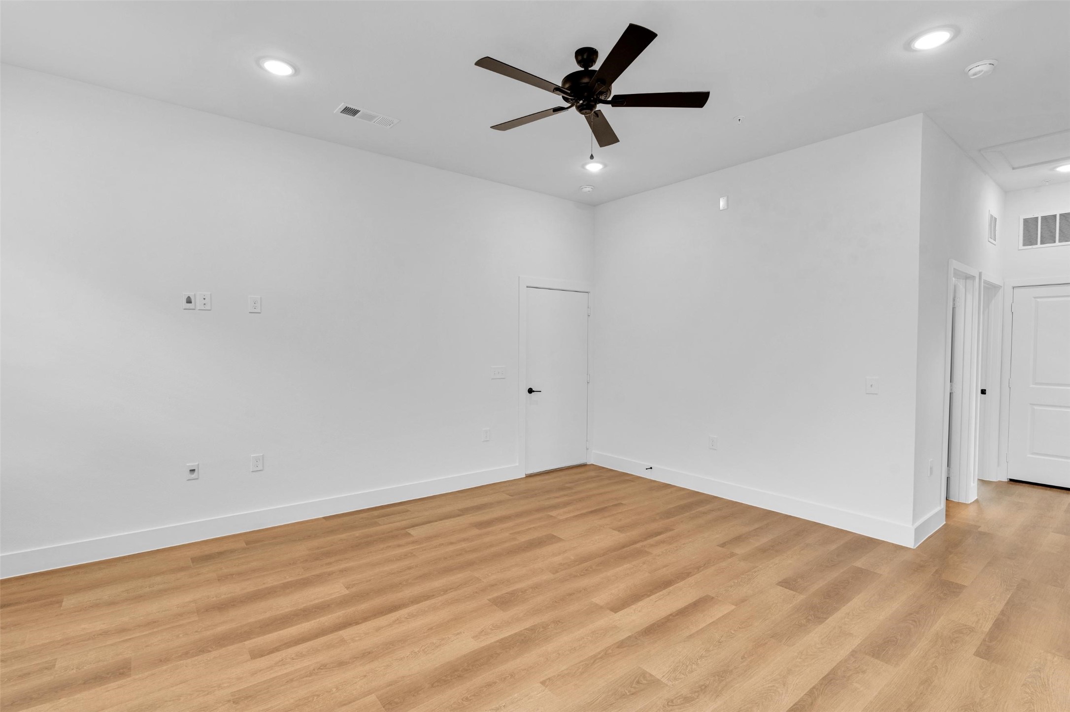 2028-703 Boykin Way Garland, TX 75040 - Photo 2 of 31 an empty room