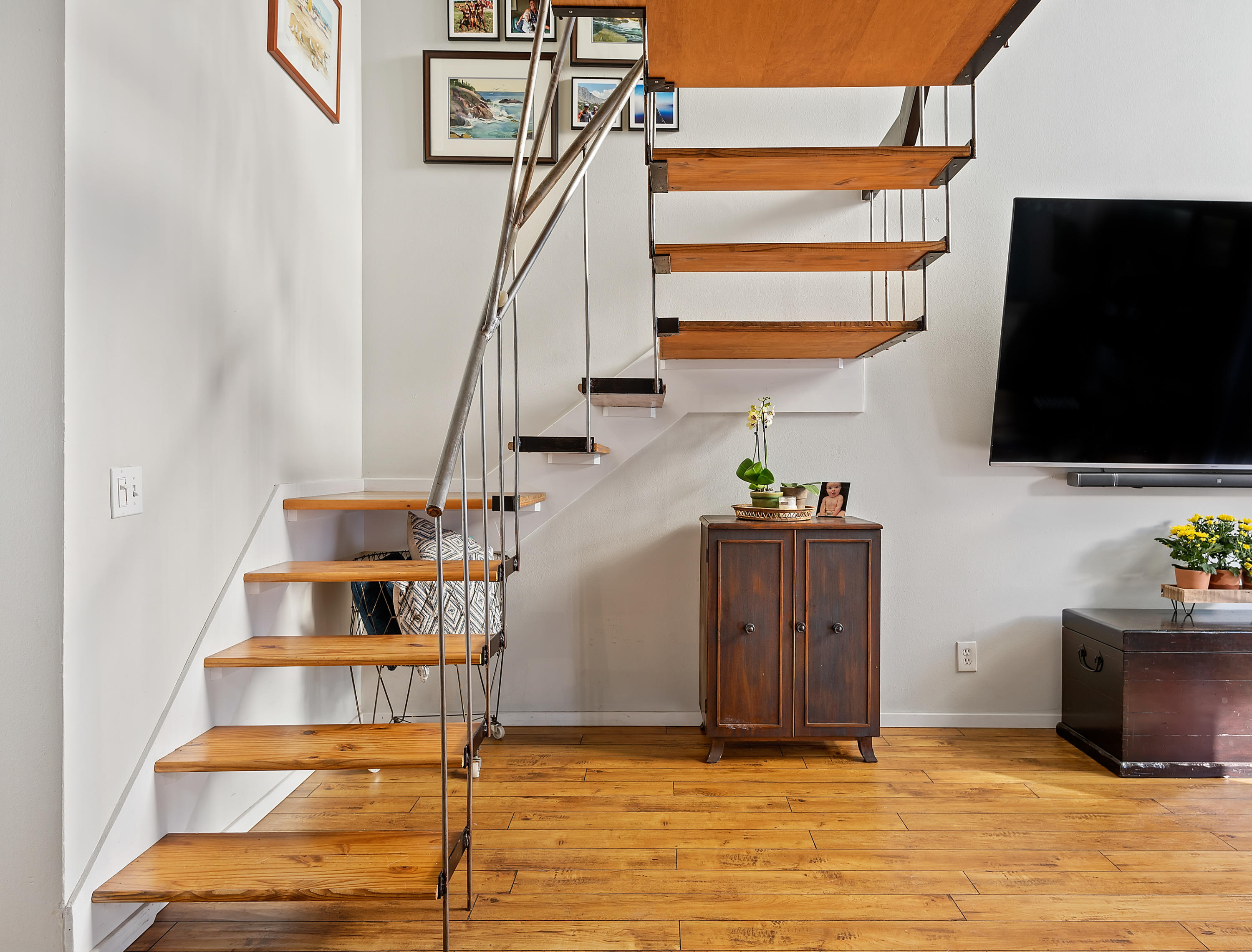 5455 8th Street, Unit 96 Carpinteria, CA 93013 - Photo 4 of 18 04 - Stairs