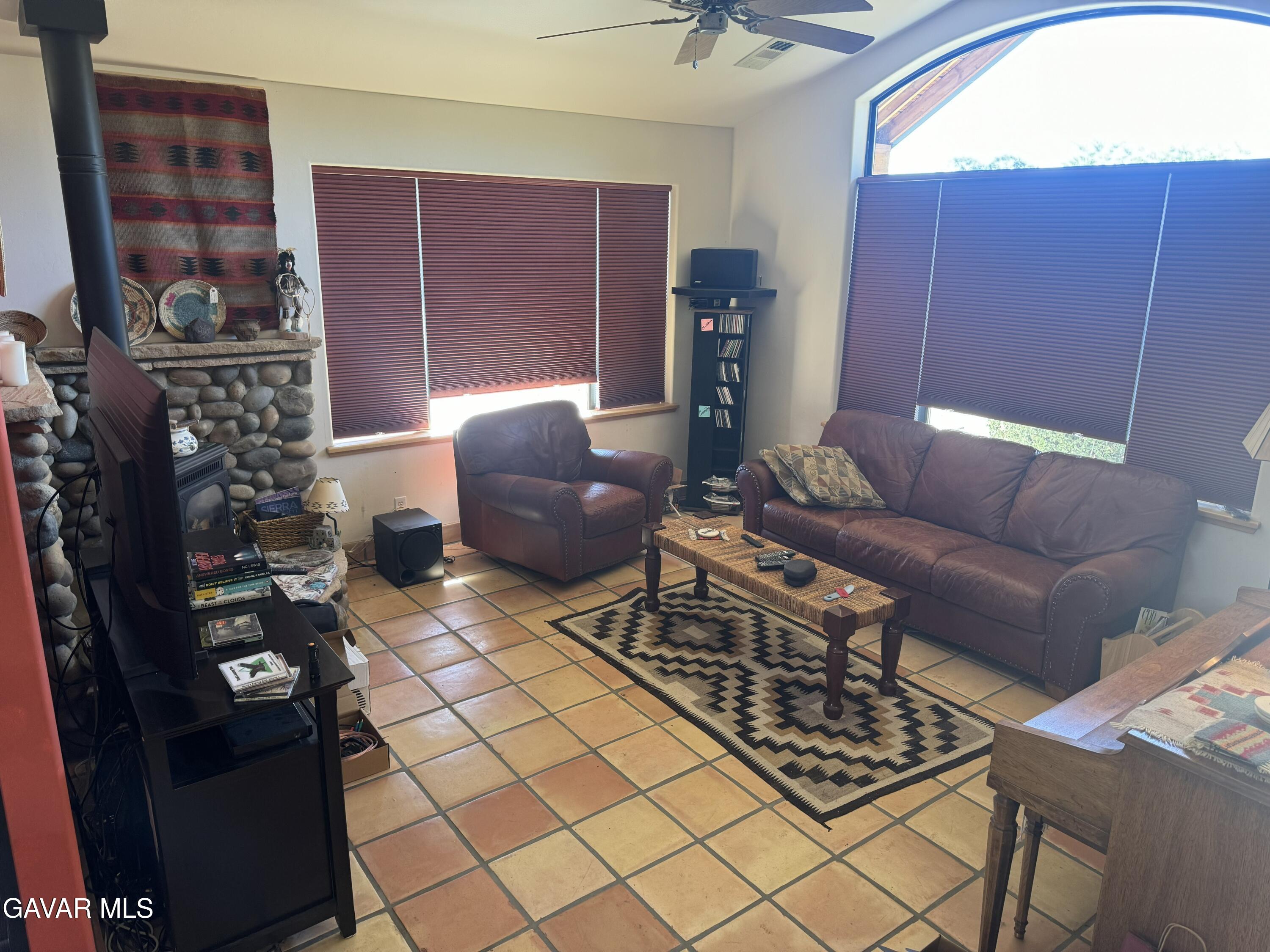 21405 Prospect Avenue Tehachapi, CA 93561 - Photo 5 of 20 living room