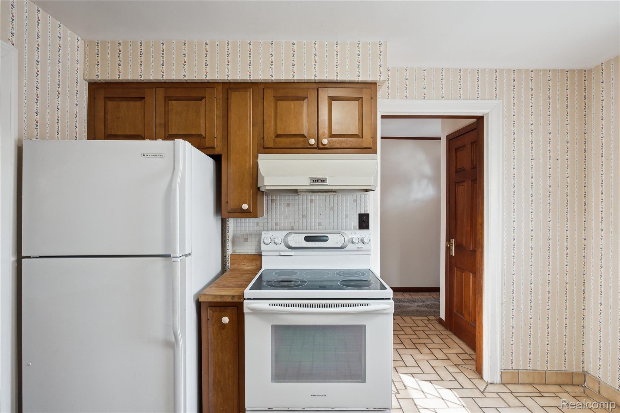 4300 West Bacon Road Hillsdale, MI 49242 - Photo 11 of 49 All Appliances Stay!
