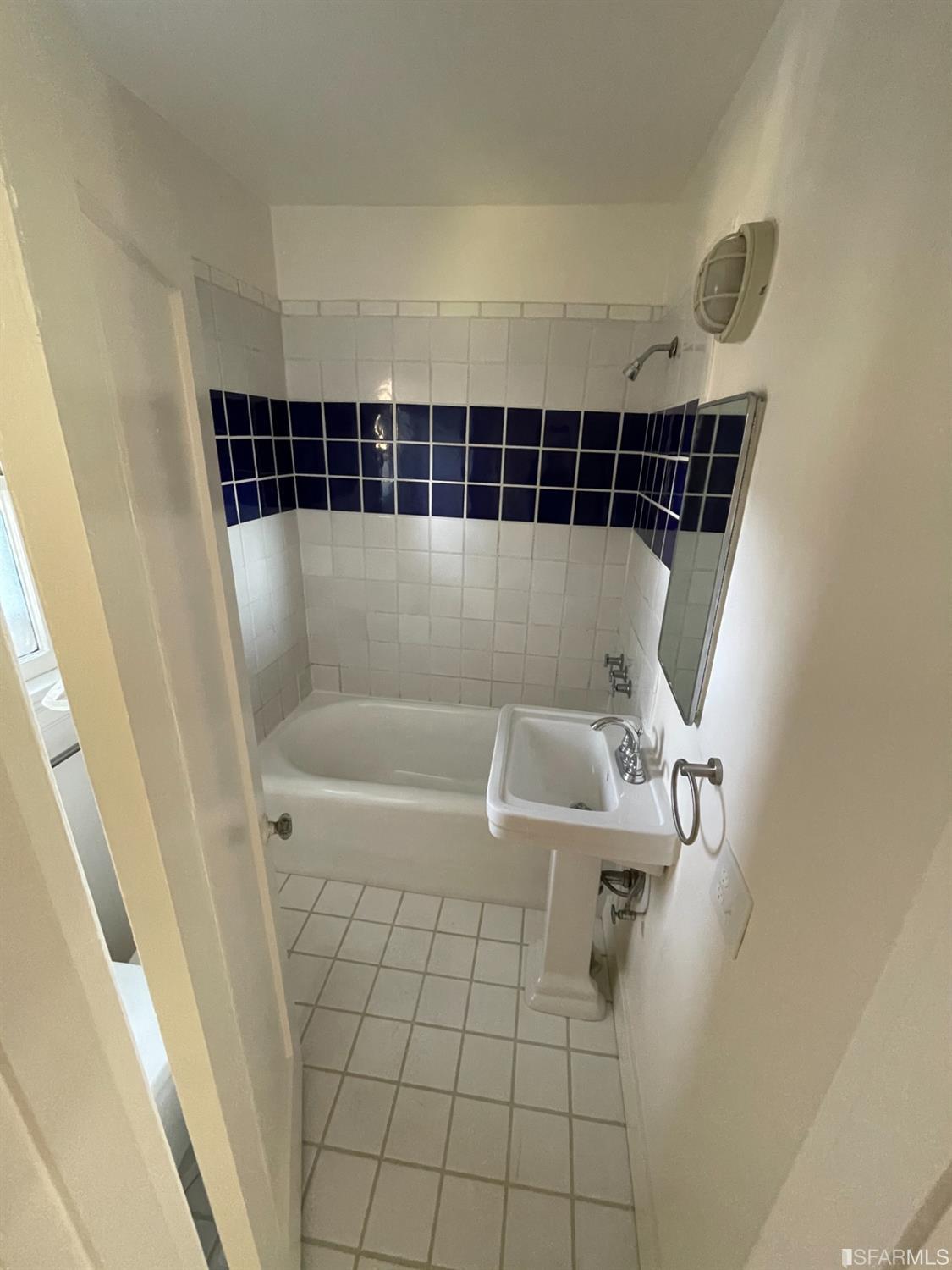 1114-1116 Dwight Way Berkeley, CA 94702 - Photo 7 of 8 a bathroom with a bathtub