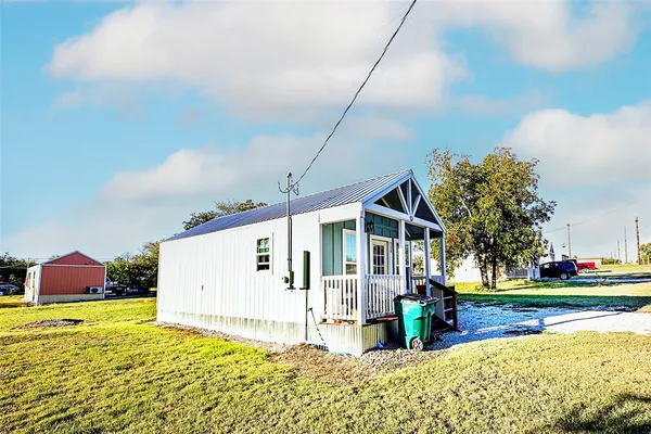 a view of an house with backyard and patio