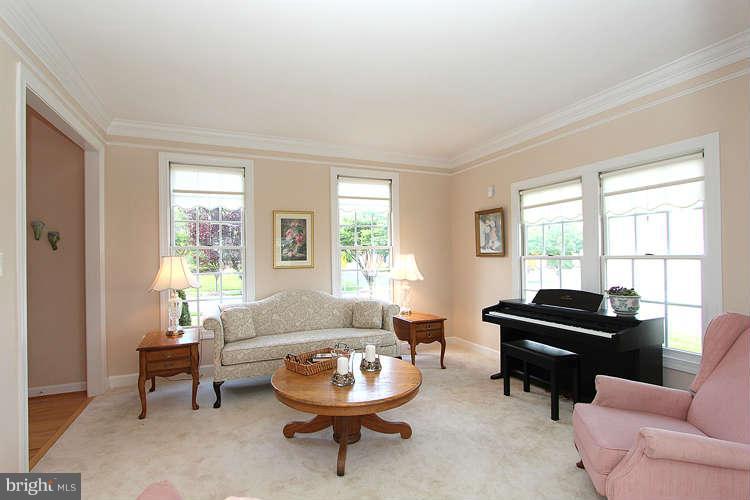 13926 Bromfield Road Germantown, MD 20874 - Photo 3 of 30 Living Room
