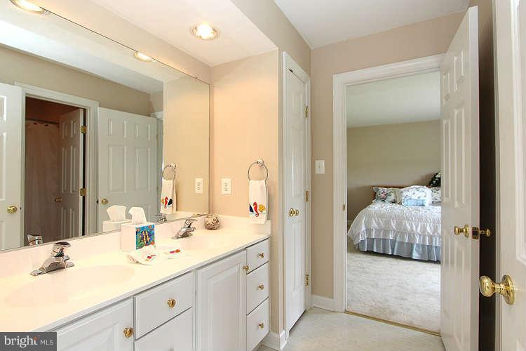 13926 Bromfield Road Germantown, MD 20874 - Photo 21 of 30 Bath