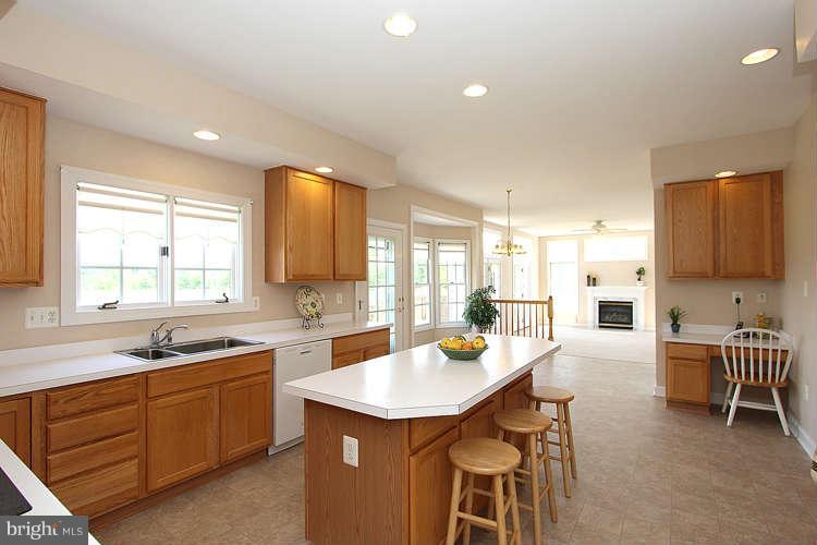 13926 Bromfield Road Germantown, MD 20874 - Photo 6 of 30 Kitchen