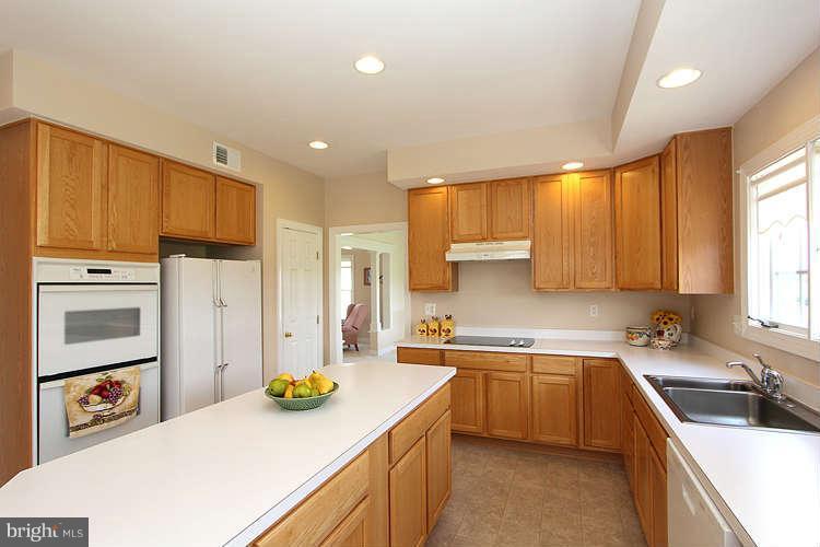 13926 Bromfield Road Germantown, MD 20874 - Photo 7 of 30 Kitchen