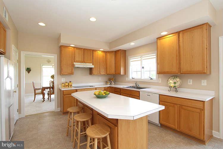 13926 Bromfield Road Germantown, MD 20874 - Photo 8 of 30 Kitchen
